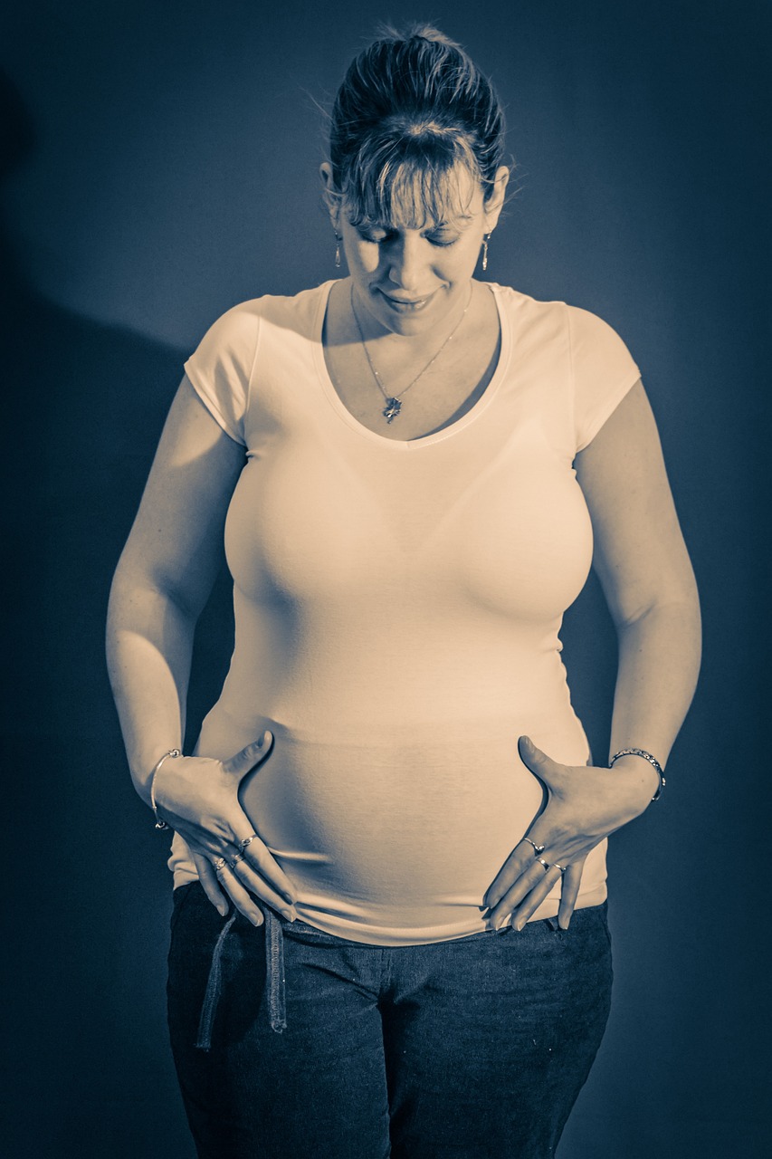 孕妈供卵生的宝宝在肚子里玩的视频（孕妈供卵生的宝宝在肚子里面视频）