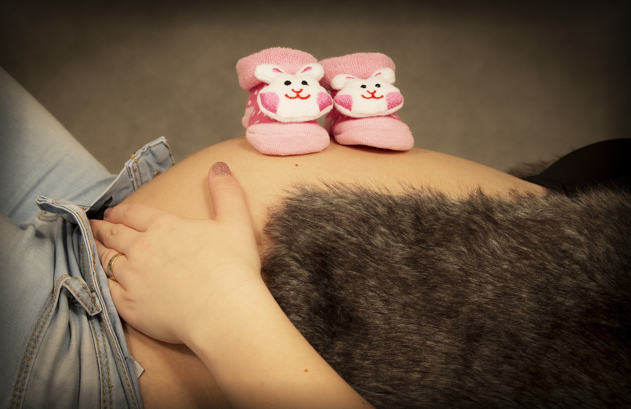 孕妈供卵生的宝宝肠绞痛的缓解办法（孕妈供卵生的宝宝肠绞痛的缓解办法有哪些）